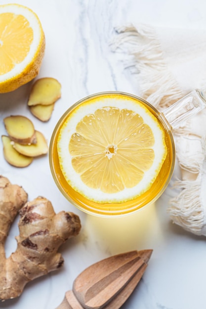 Foto té de jengibre en taza de vidrio bebida vitamínica de invierno para aumentar la inmunidad