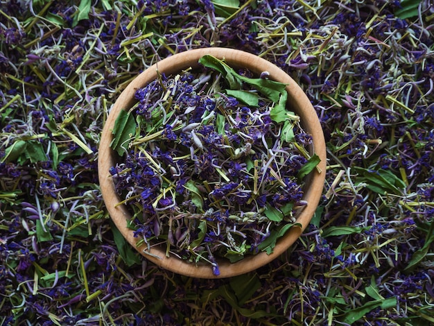 Foto té koporye - hojas fermentadas, tallos y flores chamerion angustifolium.