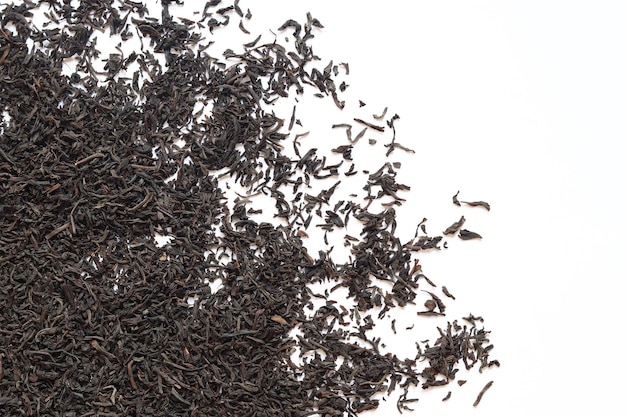 Té largo negro sobre un fondo blanco Vista superior de las hojas de té secas Presentación del tipo de té
