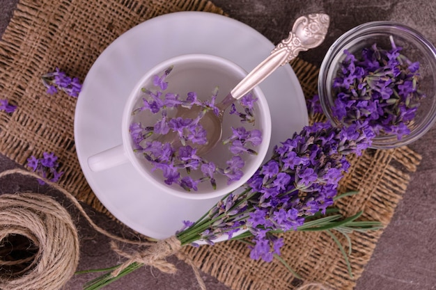 Té de lavanda aromático en una taza un ramo de flores de lavanda frescas. Endecha plana.