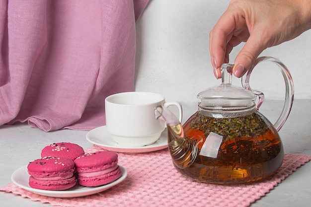 Té de lavanda con postre sobre fondo blanco.