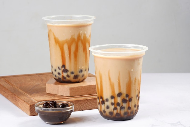 Té de leche Boba o té de leche de Taiwán con burbujas sobre fondo blanco