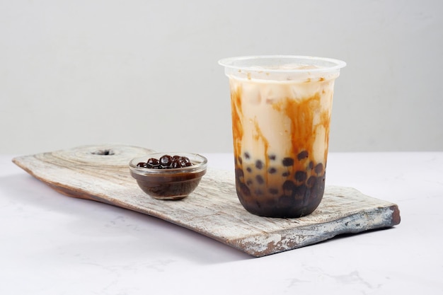 Té de leche Boba o té de leche de Taiwán con burbujas sobre fondo blanco