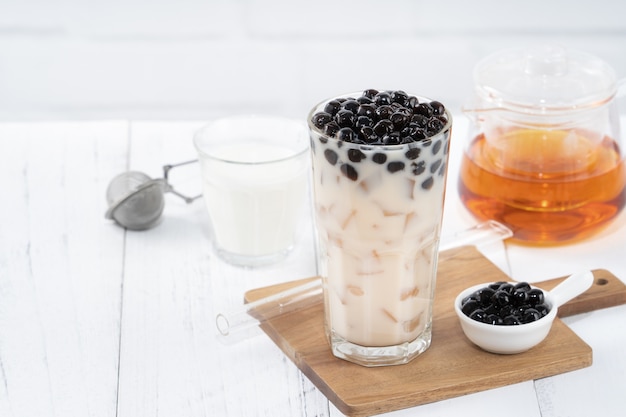 Té con leche de burbujas con cobertura de perlas de tapioca