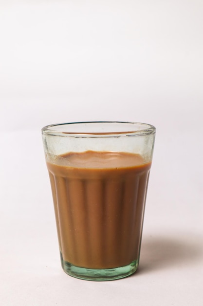 Foto té con leche fresca o kadak chai indio