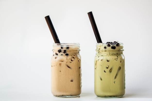 Té de leche helada de Taiwán y té verde de Taiwán con leche y burbuja boba con paja