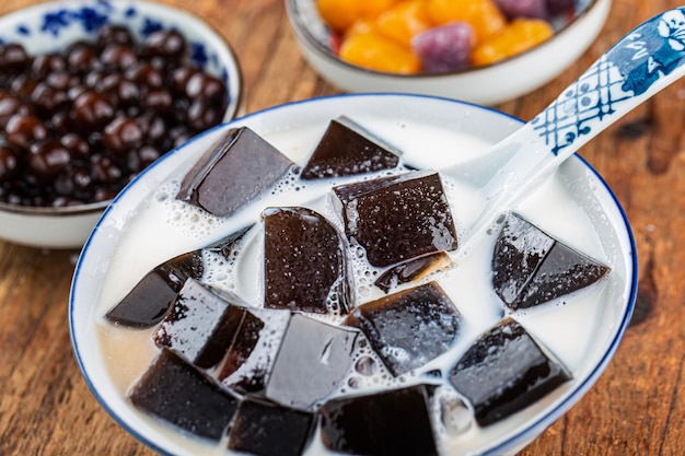 Foto té de leche helado con jalea de hierba