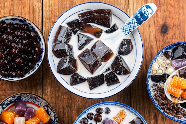 Foto té de leche helado con jalea de hierba