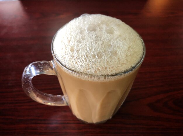 Té con leche o popularmente conocido como teh tarik en malasia | Foto  Premium