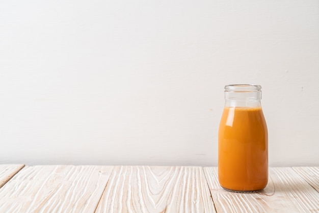 Té con leche tailandés en botella