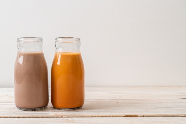 Té con leche tailandés y leche con chocolate en botella