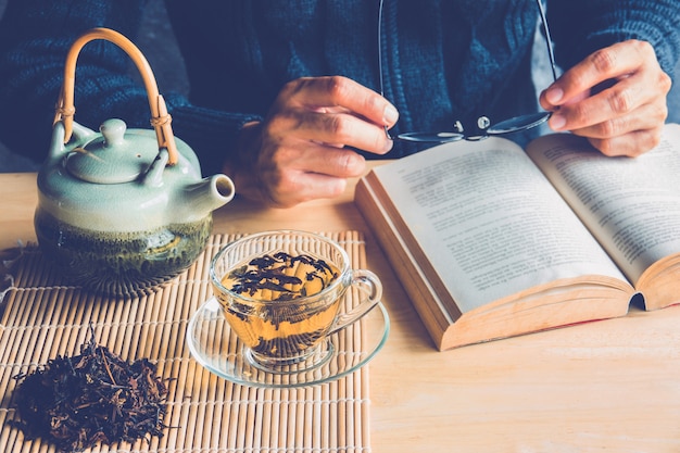 té y libro