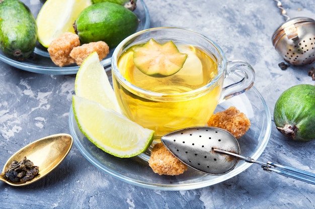 Té con lima y feijoa.