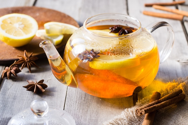 Té de limón, canela y anís estrellado