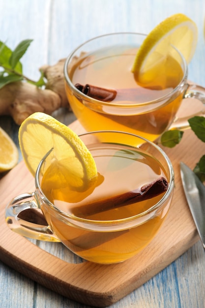 Té con limón y canela en rama con jengibre y menta en vasos de vidrio sobre una mesa de madera marrón. una bebida caliente. Bebida de otoño o invierno.