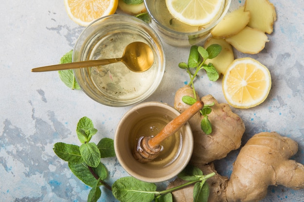 Foto té de limón y jengibre con miel. ingredientes saludables contra el frío.