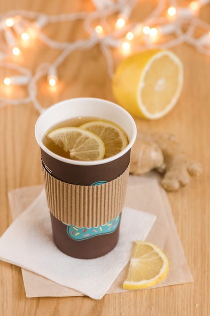 Té con limón y jengibre en un vaso de papel