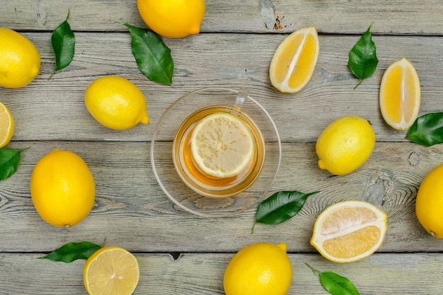 Té de limón con limón y lima en mesa de madera