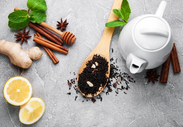 Té con limón, menta, canela y jengibre.