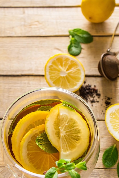 Té con limón y menta en taza transparente Medicina alternativa Bebida caliente para relajarse