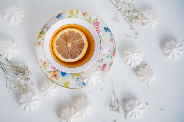 Té de limón con merengue vista superior