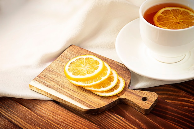 té con limón en una mesa de madera y luz