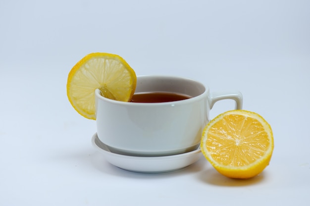 té de limón en la taza