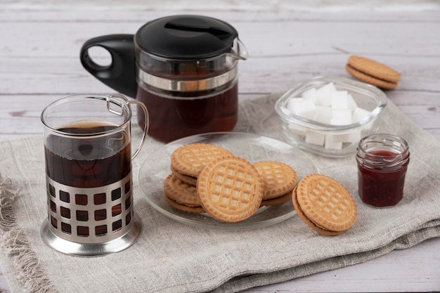 Foto té de la mañana y galletas en la mesa de la cocina