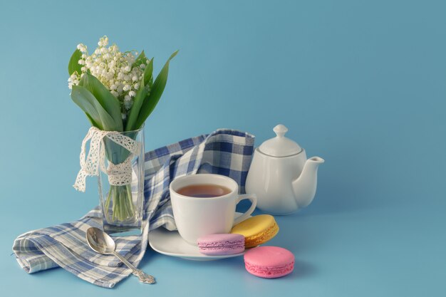 Té de la mañana con ramo de flores de lirio de los valles