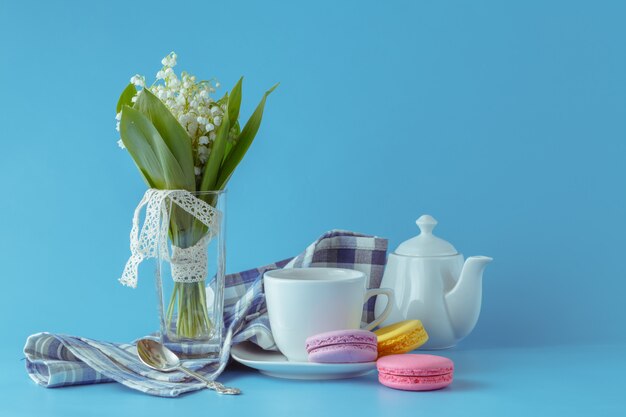 Té de la mañana con ramo de flores de lirio de los valles