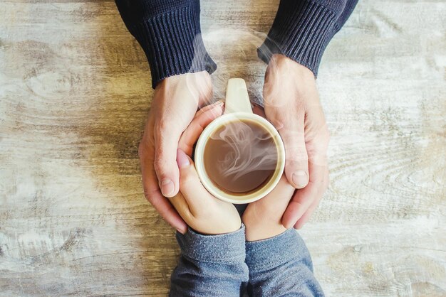 Foto el té en la mano los amantes están juntos foca selectiva