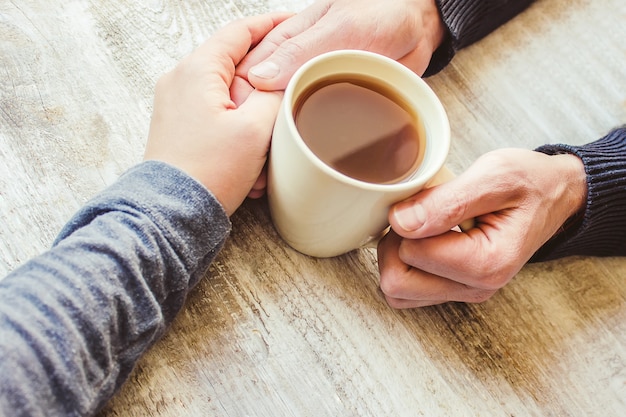 Té en la mano. Los enamorados están juntos. Enfoque selectivo