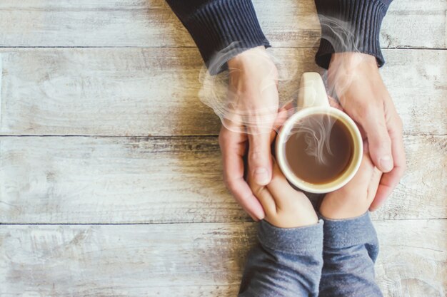 Té en la mano. Los enamorados están juntos. Enfoque selectivo