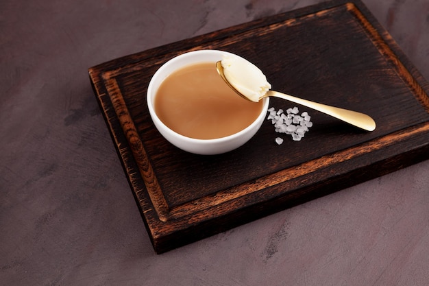 Té de mantequilla tibetano o té batido en un tazón blanco bebida asiática conocida como Po Cha