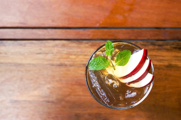 Té de la manzana de hielo en el fondo blanco. Bebida de frescura