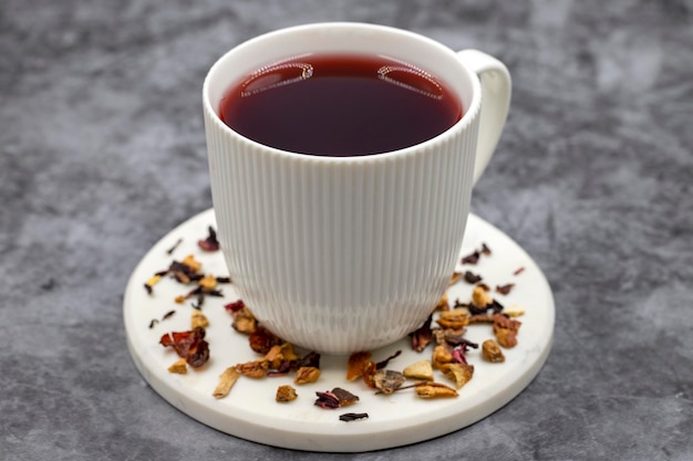 Té de manzana Té de hibisco sobre fondo oscuro Té de hierbas asiático medicinal Té de frutas mezclado con hibisco Rosa mosqueta Cáscara de naranja Cáscara de limón y sabor a manzana