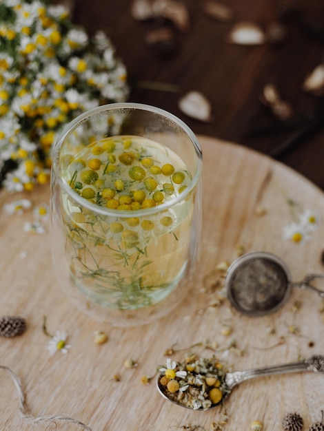 té de manzanilla caliente en vaso de vidrio