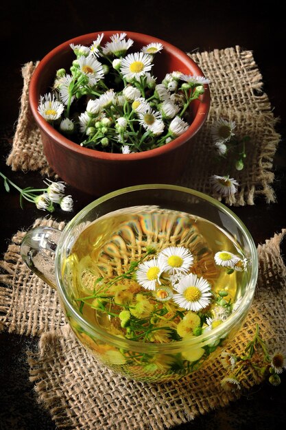 Té de manzanilla en una taza.