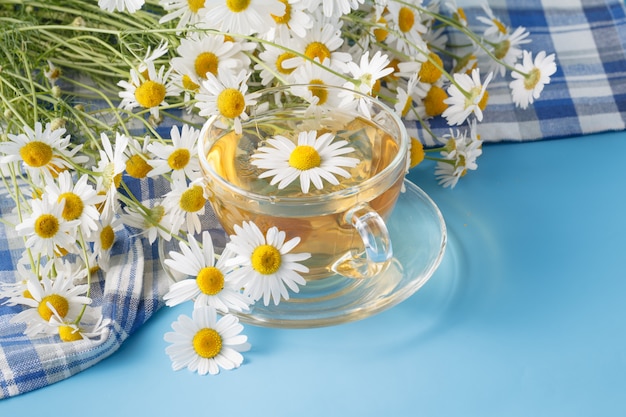 Té de manzanilla en un vaso de vidrio