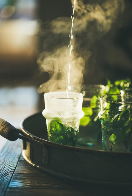 Té marroquí de menta fresca con hojas de hierbas en vasos