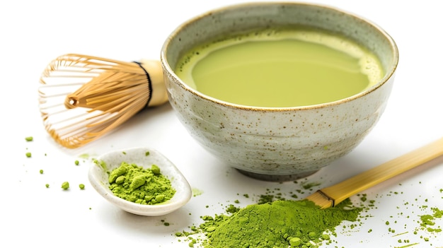 El té matcha con un batidor de bambú y el polvo de matcha artísticamente dispuestos para una experiencia de té calmante
