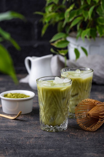 Té matcha frío con leche y hielo