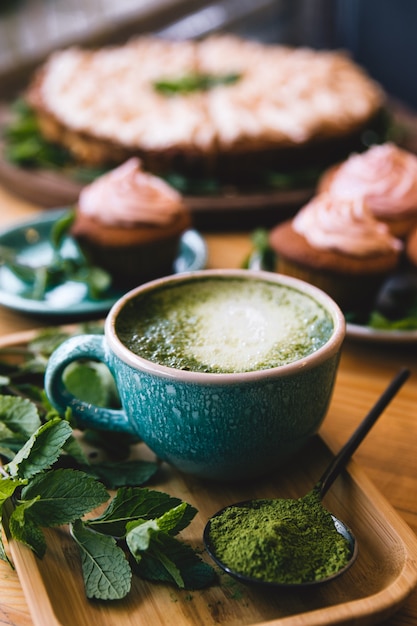 Té matcha con menta y dulces, cupcakes y tarta