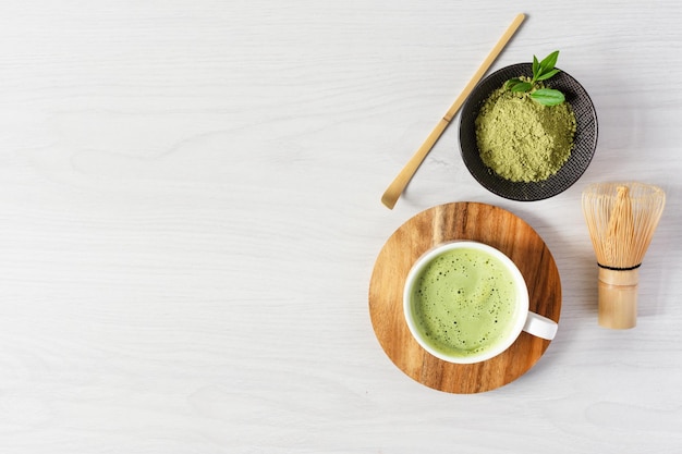 Té matcha verde orgánico Matcha en polvo y bebida con leche matcha en una taza