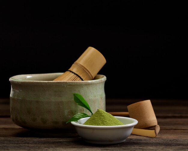 Té de matcha verde orgánico en un tazón