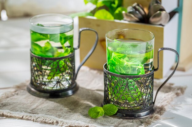 Té de menta curativo con miel en un día soleado