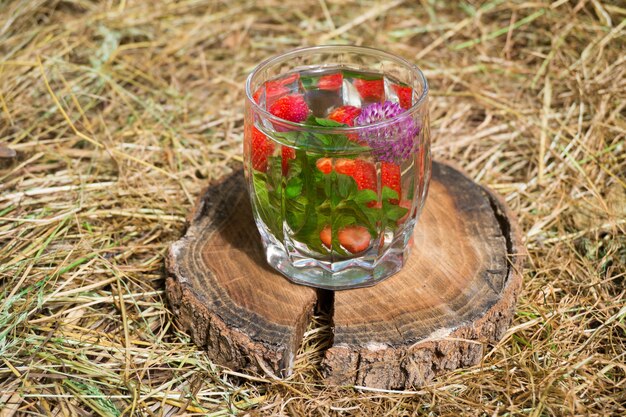 Té con menta y fresas en un vaso