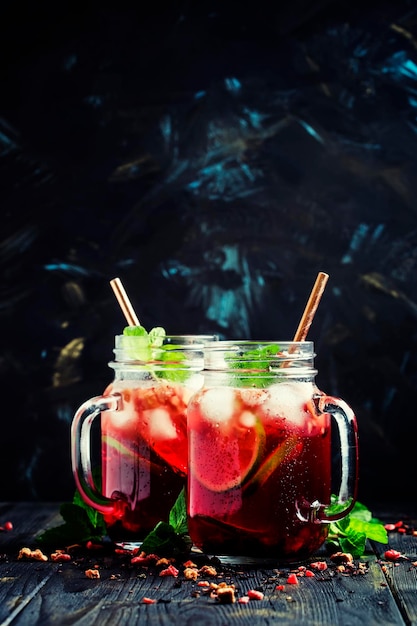 Té con menta de hibisco y enfoque selectivo de hielo