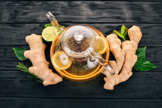 Té con menta, jengibre y limón Bebida caliente Sobre un fondo de madera Vista superior Espacio de copia