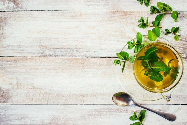 Té con menta y limón. Enfoque selectivo